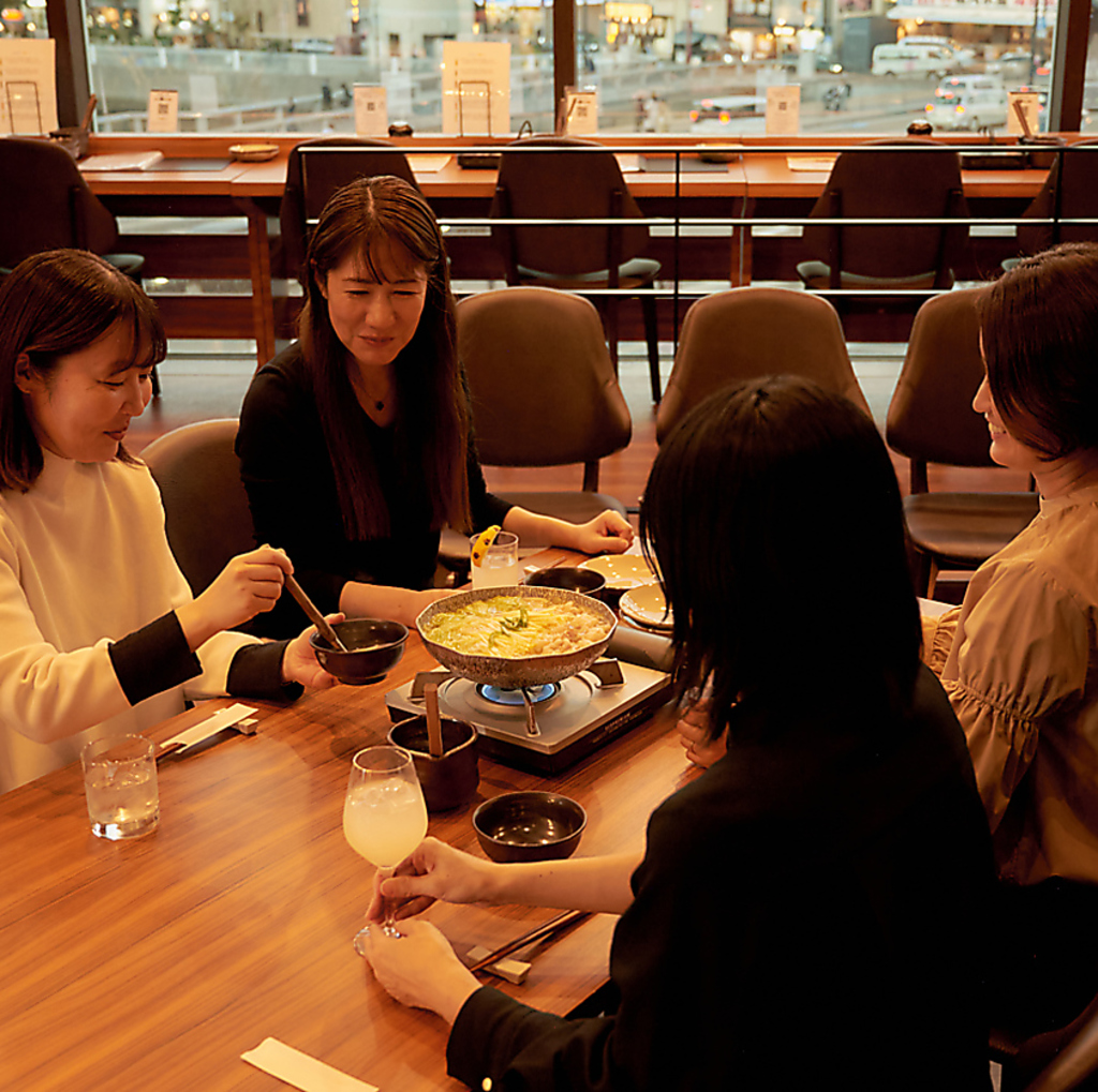 天井が高く落ち着いた雰囲気の当店は、女子会にもおすすめです。