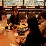 天井が高く落ち着いた雰囲気の当店は、女子会にもおすすめです。