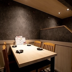 4名テーブル×5卓ございます。東淀川駅から徒歩1分と駅チカなので普段使いから小宴会でのご利用にもピッタリです！新大阪駅からのアクセスも◎
