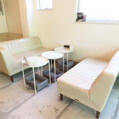 ゆったり座れるテーブル席で、カフェ利用はもちろんシーシャを囲みながらリラックスした時間を楽しめます。友人同士の集まりや女子会、ちょっとしたお祝いにもおすすめです。