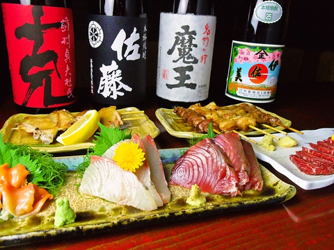 焼き鳥はもちろん、豊洲・千葉市場で仕入れた魚と多種な焼酎、日本酒が楽しめます。