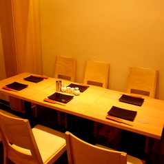 【4名様～6名様】ちょっとした集まりには6名掛けのテーブルもございます♪3～4名様のテーブルとつなげて、最大12名様までご宴会も可能ですので、詳しくはお問合せください。