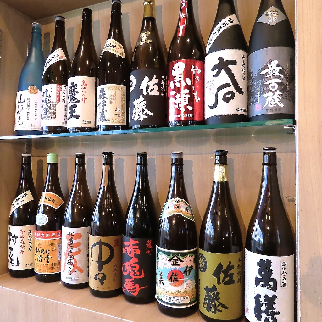 店主自ら目利きをし仕入れる厳選日本酒の数々…