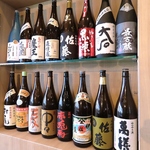 店主自ら目利きをし仕入れる厳選日本酒の数々…