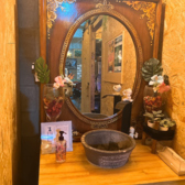 おしゃれで女子受けする洗面台は、来店の楽しみのひとつ。明るく清潔感のある空間に、可愛い鏡や小物をセンスよく配置。写真映えするデザインで、SNSでも話題になり、また来たくなる雰囲気を演出します。