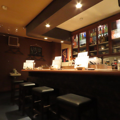 木の温もり溢れる心地よいカウンター席は、お仕事帰りのチョイ飲みや自分だけの時間を静かに過ごしたい時に最適です。調理風景を間近に眺めながら、当店自慢のおでんや厳選されたお酒をじっくりとお楽しみいただけます。肩肘張らずにふらりと立ち寄れるアットホームな空間で、日常の喧騒を忘れて寛ぎのひとときをどうぞ。