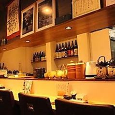 雰囲気のあるカウンター席で掛川城下町を感じながら地酒をお楽しみ下さい