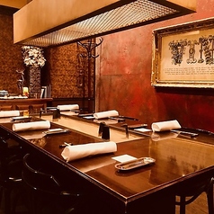 ご接待やご会食など、大切なビジネスシーンでのご利用に最適な完全個室です。周囲を気にすることなく、上質な料理と会話に集中できるプライベートな空間で、心に残るひとときをお過ごしいただけます。