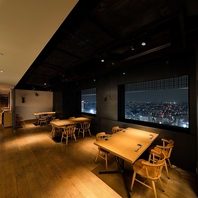 横浜店自慢の、東京方面の夜景を一望できるダイニング席