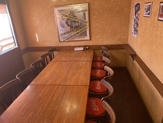 【10名×2席】のテーブル席をご用意しております。大人数のお客様にも最適です。ご友人との飲み会や会社宴会、忘新年会など様々なシーンで是非ご利用くださいませ。