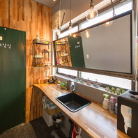 おしゃれで落ち着いた空間、SNS映えの店内でお食事を