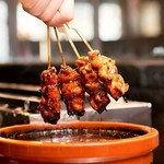 炭火で豪快に焼きあげる串焼きを秘伝のタレにつけて