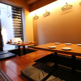 広々としたプライベート空間の個室席は、落ち着いた雰囲気の中、仲間や家族と特別な時間をお過ごしいただけます。各種宴会にも最適なスペースで、周囲を気にせずリラックスして楽しめます。大切な人たちとの思い出に残るひとときを、お過ごしください。