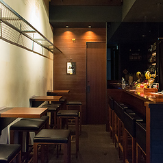 【テーブル席】過ごしやすいスタイリッシュなテーブル席です。席数：3名×3席席形式：固定テーブル・バーチェア設備：頭上に手荷物置き棚有