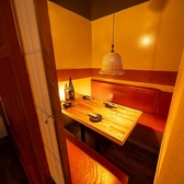 女子会に嬉しいヘルシー野菜や彩り鮮やかな料理も充実。個室で周囲を気にせず、ゆったり語らいながら食事やお酒を楽しめる人気の空間です。