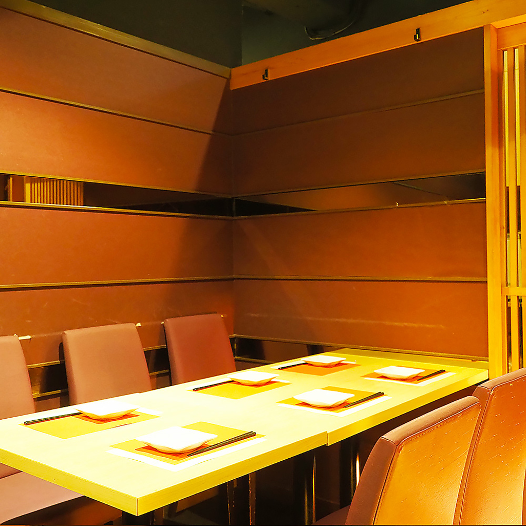 個室完備！和×モダンな個室のお席でゆっくりご宴会をお楽しみくださいませ。