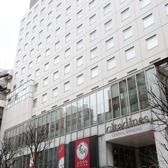 区役所通りからのホテル外観です♪「シタディーンセントラル新宿東京」新宿区役所から区役所通りを挟んで、斜め向かいの場所に　あります。こちらのホテルの３Fでございます。