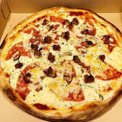 サラミとソーセージのピザ