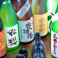 旬の日本酒を月に２回、計12本を酒屋と話し合い厳選しながら仕入れております。予約分のみしか出荷されない希少な限定酒なども、取り揃えておりますので日本酒好きの方は是非一度お越しくださいませ。