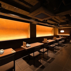 【1階テーブル4名席】調光を落とした一階席。1階席は禁煙となっておりますのでお子様連れでもご利用いただけます。