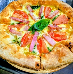 バジルとトマトとベーコンのピザ※ピザのサイズは直径２６センチ（１～２人前）