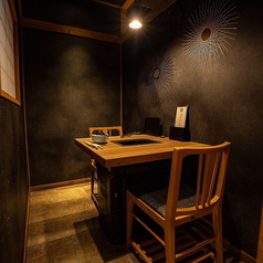 【個室｜2名様まで】落ち着きのある照明に照らされた、2名様向けの個室をご用意。黒を基調としたシックな色合いが高級感を演出します。記念日やお誕生日などの特別な一席にはもちろん、親しいご友人とのお食事にもおすすめです。