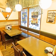 ワイワイと活気あふれる賑やかな店内♪