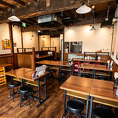 アットホームな古民家風酒場。昔ながらの大衆居酒屋の雰囲気なので肩ひじ張らずにおくつろぎいただけます。