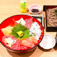 おまかせ海鮮丼と選べる麺のセット