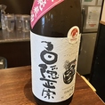 【静岡地酒「白隠正宗」】力強い筆文字と個性的なラベルが目を引く静岡の銘酒。食事に寄り添う穏やかな香りと、じんわり広がる奥深いお米の旨味が魅力です。冷やしてすっきり味わうのはもちろん、お燗にするとさらにふくよかな味わいが楽しめます。