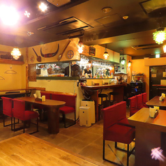 【プライベート感あふれるテーブル席★】4名掛けのローテーブルは、デートや友人との集まりに最適な場所です！素敵なインテリアと心地よい空間が広がっており、リラックスしながら特別な時間を楽しめます◎大切な人との会話を楽しむのに最適で、お互いの気持ちを深める時間を過ごせます！楽しい時間をお過ごしください♪