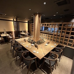 店の中央に贅沢に作られたおしゃれな空間です