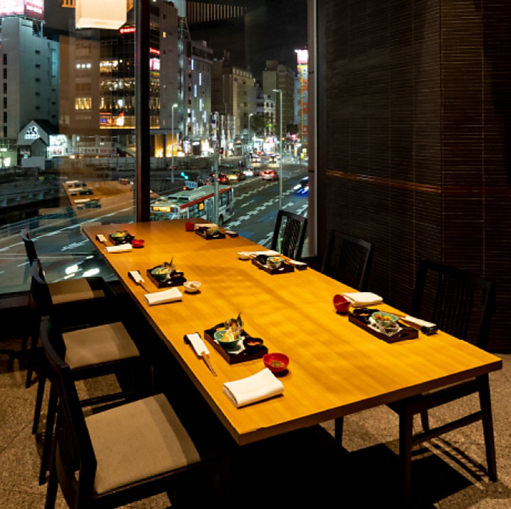 接待や会食におすすめの広々とした個室。