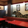 赤を基調としつつ、落ち着いた重厚感のある店内。テーブル席多数。