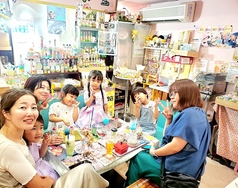 お友達家族を誘ってわいわいできる中央テーブル席座れなかったらカウンター席をご利用頂いたり、椅子を動かします。