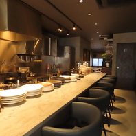 オープンキッチンのカウンター席で炎と香りを楽しもう♪