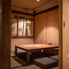 【掘りごたつ完全個室|2~4名様×2室】接待や会食、誕生日・記念日利用に。少人数でのご接待や会食に最適です。プライバシーを確保した空間で、周りのお客様を気にせずお過ごしいただけます。掘りごたつ席で足を伸ばしてゆったりとおくつろぎください。記念日やデート、ランチ女子会などにもおすすめです。