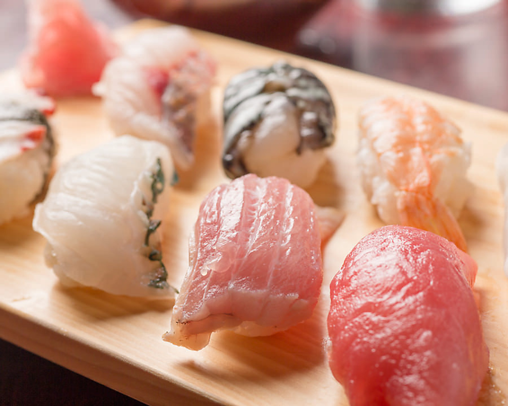 自社の漁船で釣り上げたマグロをはじめ、選ばれた鮮魚を味わえます。