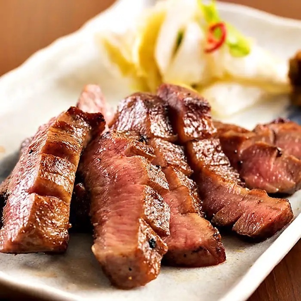 厳選した霜降りの特上タンは絶品！炭火で焼きあげた牛タンは柔らかくジューシー◎