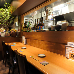 カウンター席を4席ご用意しており、落ち着いた空間で心地よい時間をお過ごしいただけます。目の前でシェフが料理を作る様子を楽しみめる特別な席は、お一人様でのご利用はもちろん、友人や大切な方との会話を楽しむのに最適。リラックスした雰囲気の中、素敵な時間を存分に過ごせるお席です。