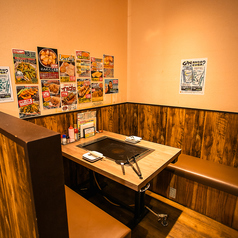 壁には多彩なメニューが掲示され、選ぶ楽しさも満載。座布団が置かれた座席で、友人や家族との会話を楽しみながら、心地よい食事のひとときを過ごせます。