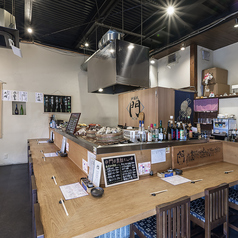 間近で調理を見ることができる全9席のカウンター席は、一人飲みやデート、女子会などにもぴったりです！臨場感あふれるカウンター席で、特別な時間をお楽しみください♪