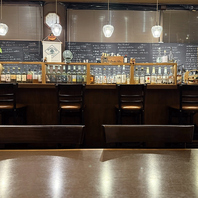 木目調のカウンターとテーブル