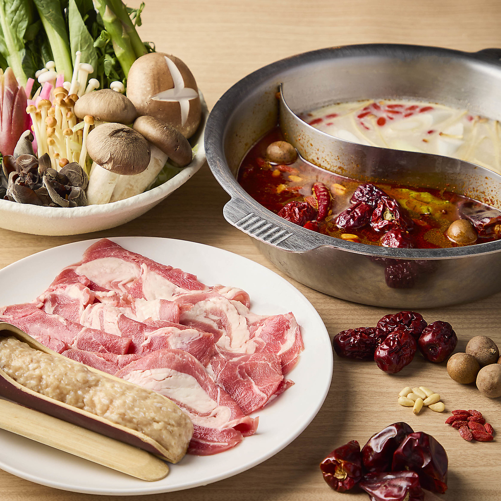 痺れる辛さの「麻辣スープ」とマイルドなコクの「白湯スープ」の２層鍋