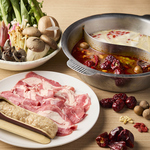 痺れる辛さの「麻辣スープ」とマイルドなコクの「白湯スープ」の２層鍋