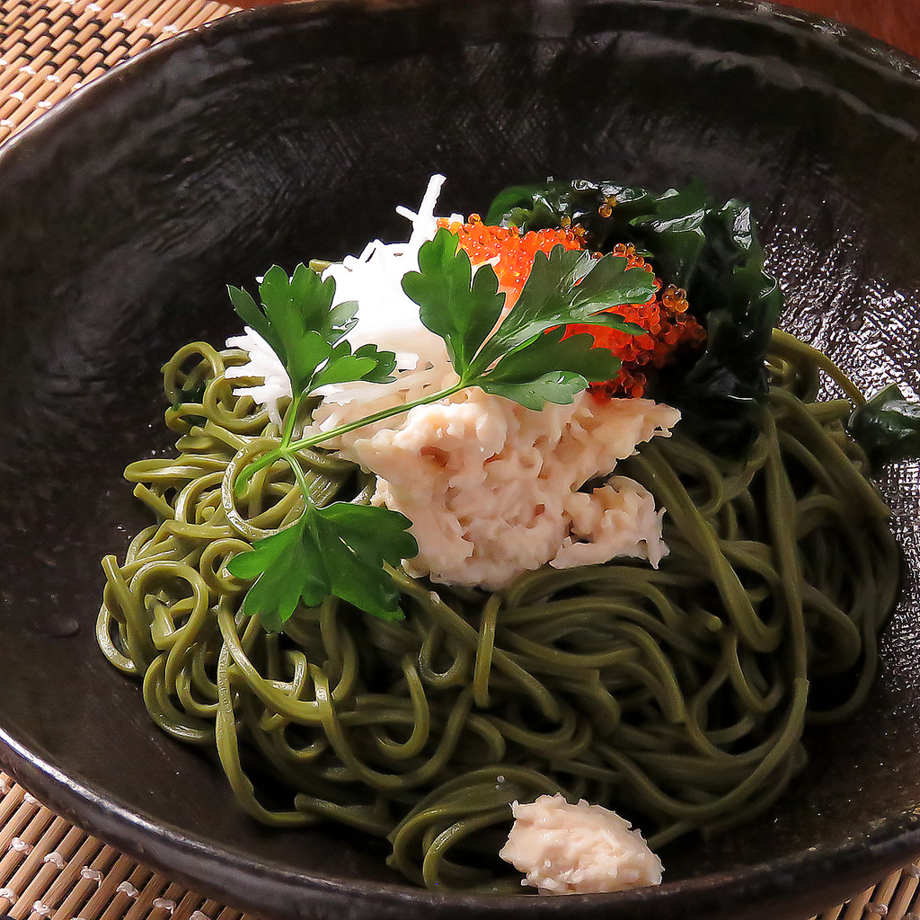 緑茶の豊かな風味が楽しめる茶そば。さっぱりとした味わいで食事の〆にぴったりの軽やかな一品です。