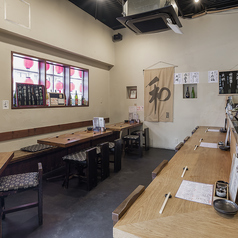 4人掛けのテーブル席は1席ございます。友人や家族、同僚との集まり、女子会などにもぴったりです！ぜひこちらのテーブル席で、至福のひとときをお過ごしください！