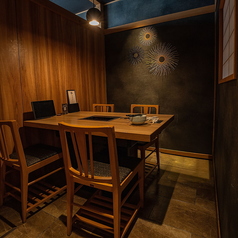 【個室｜4名様まで】ビジネスシーンにも相応しい、落ち着きと上質さを兼ね備えた4名様向け個室もございます。取引先をもてなす接待や少人数でのご宴会に最適。ゆったりと寛ぎながら当店自慢の本格焼肉を心ゆくまでお楽しみください。