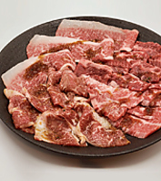 お肉は店内でカットしています。