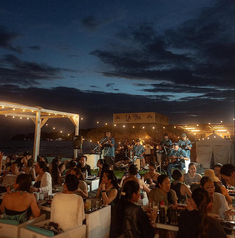 夜もライブや音楽有り